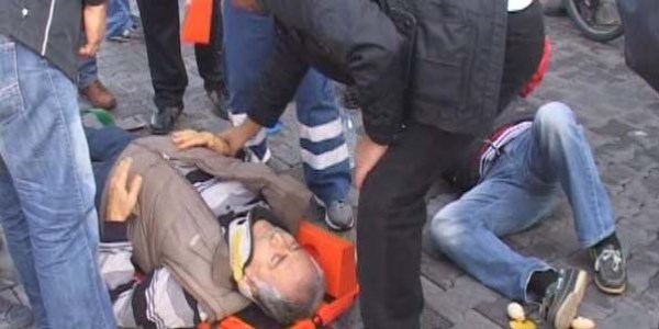 Otomobilin kapısı aniden açıldı, motosikletteki 2 kişi yaralandı
