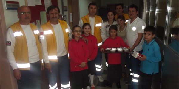 Minik öğrenciler esnafa aşure dağıttı