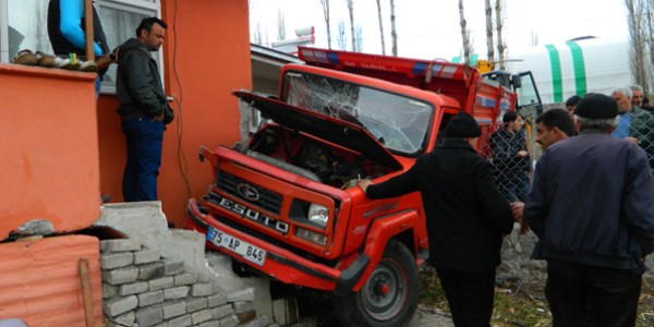 Kamyon az kalsın eve giriyordu