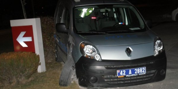 Polis aracına çarpıp kaçtı