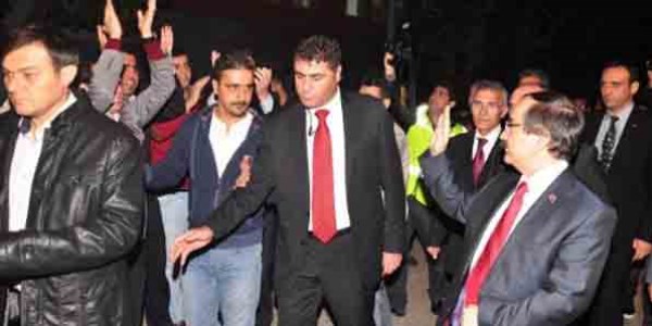 Vali Coş'a maç çıkışı destek tezahüratı