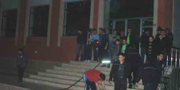 Voleybol maçında yangın paniği