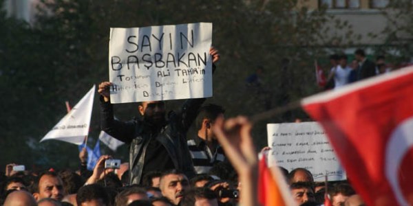 Başbakan'a 'Torunun Ali Tahir'in Hatırı İçin Derdimi Dinle' pankartı