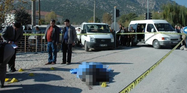 Köy muhtarını pazar yerinde vurdular