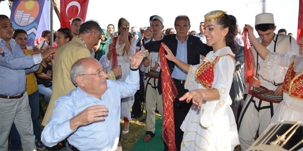 Başkan Yıldırım festivalde gençlerle birlikte oynadı