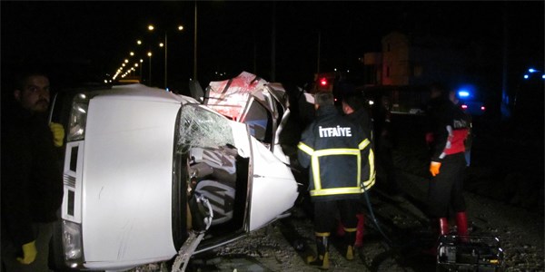 Otomobil aydınlatma direğine çarptı: 2 ölü, 1 yaralı