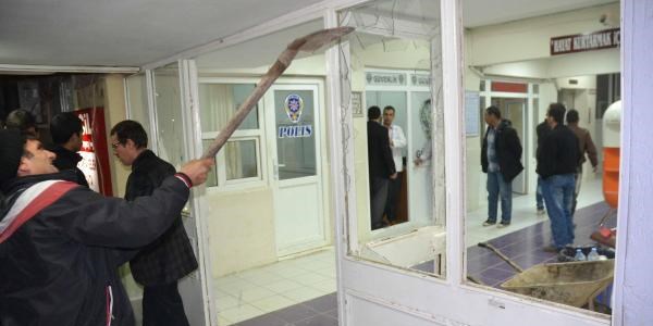 Acil servise taşlı saldırı