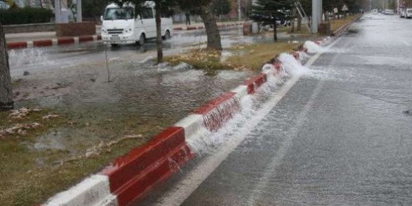 Patlayan su borusu 10 mahalleyi susuz bıraktı