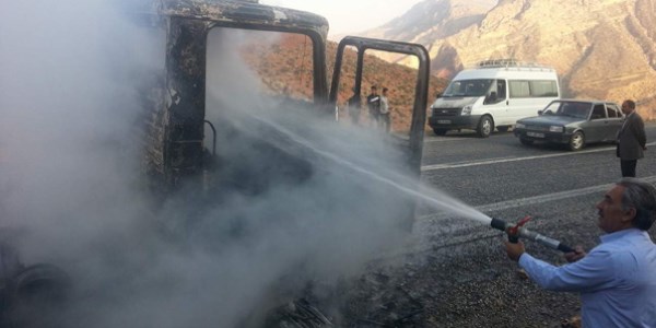 Seyir halindeki tır alev aldı