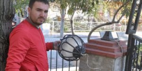 Kırkağaç'ta aydınlatma lambalarını kırdılar
