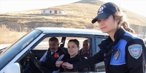 Yozgat Emniyeti, emniyet kemeri takan sürücülere karanfil verdi