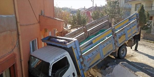 Kömür yüklü kamyonet eve girdi