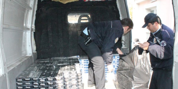 Kaçak sigarayı otobüsten minibüse aktarırken yakalandılar