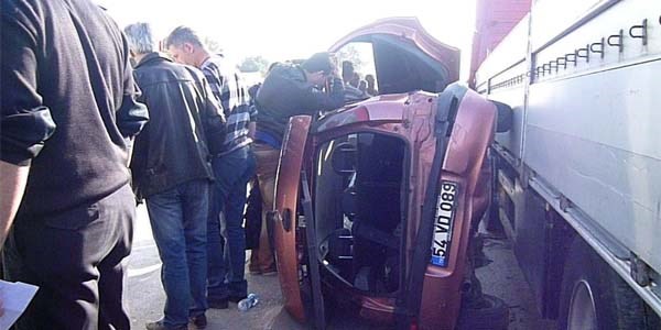 Otomobil, TIR'la kaldırım arasında sıkıştı: 2 yaralı