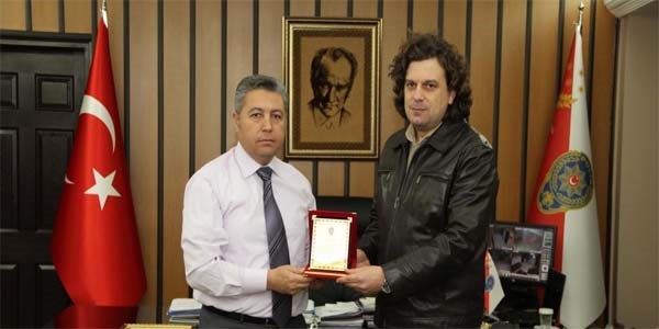 Emekli polis memuruna hizmet onur belgesi