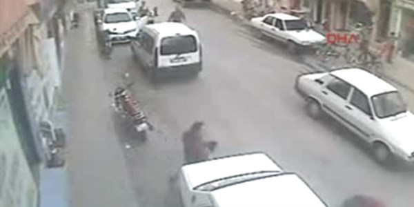 Yolun karşısına geçmeye çalışan çaycıya otomobil çarptı