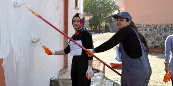 Üniversiteli kızlar, köy okulunu boyadı