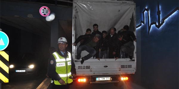 Alt geçide sıkışan kamyoneti halay çekerek kurtardılar