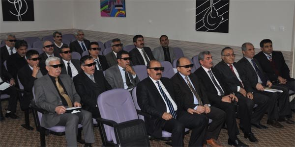 Öğrencilere 3 boyutlu eğitim veriliyor