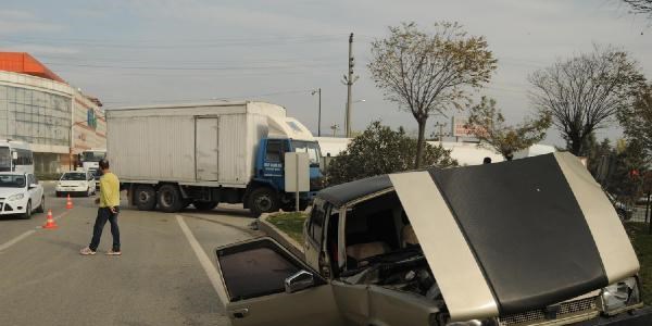 Orhangazi'de kamyon otomobile çarptı: 2 yaralı