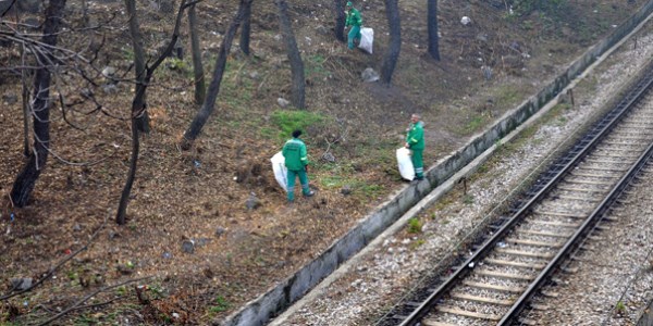 Tren yolu çöpten arındı