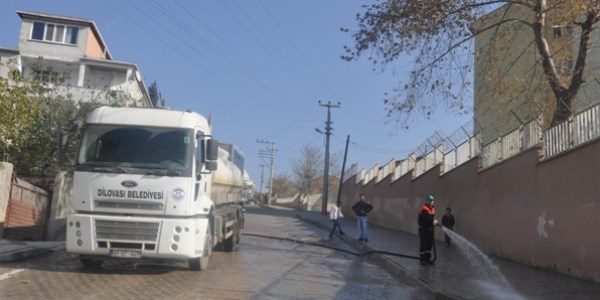 Dilovası'nda yollar yıkanıyor