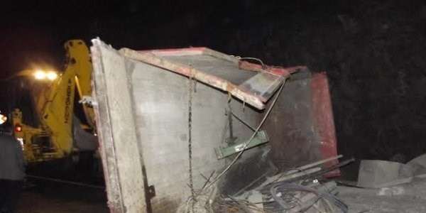 Freni patlayan kamyonet devrildi: 1 yaralı