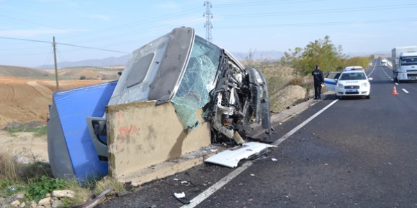 Salihli'de Tır köprüden uçtu: 1 yaralı