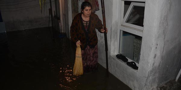Kırklareli'de sağanak, su baskınlarına yol açtı