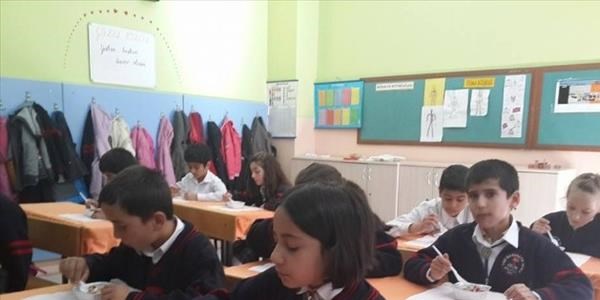 Sınıf annesi hazırladı, öğretmen ve öğrenciler yedi
