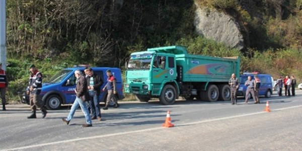 Rize'de ilginç kamyoncu protestosu