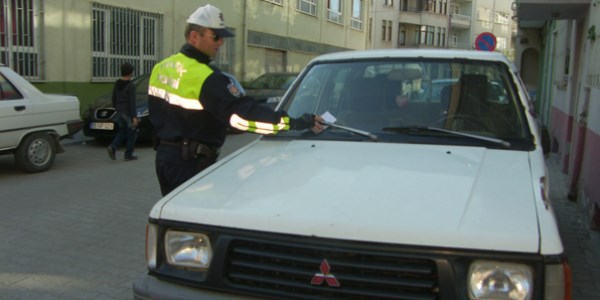 Bafra'da yaya kaldırımına park yapan araçlara ceza