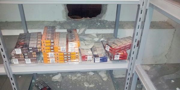 anlurfa'da duvarn deldikleri marketten sigara alan 3 pheli yakaland