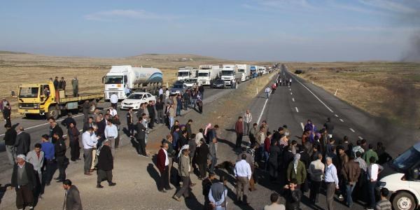 Köylüler karayolunu ulaşıma kapattı