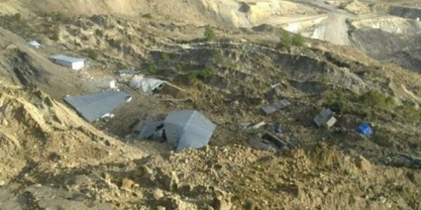 Kömür yatağındaki göçük karayolunu tehdit ediyor