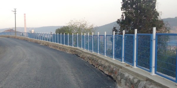 Dilovası belediyesi 12 kilometre korkuluk yaptı