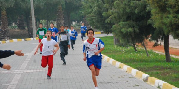 Akhisarlı öğrenciler öğretmenleri için koştu