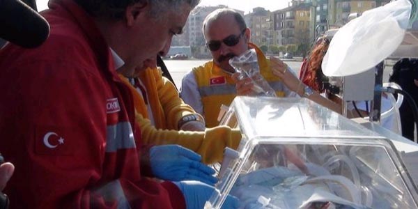 Hava ambulansı demirci bebek için uçtu
