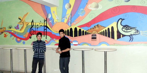 Okul duvarlarını sanat galerisine çevirdiler