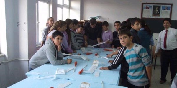 Şarköy'de öğrenciler maket uçak yapıyor