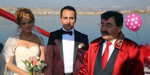 Denizi olmayan Başkent'te teknede nikah