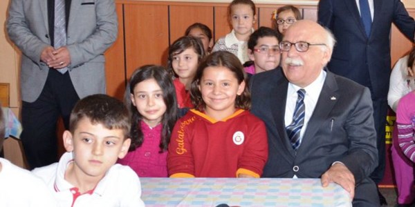 Avcı, öğretmenlere hediye dağıttı