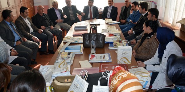 Emekli öğretmen şehit oğlunun isminin verildiği okulda 24 kasımı kutladı