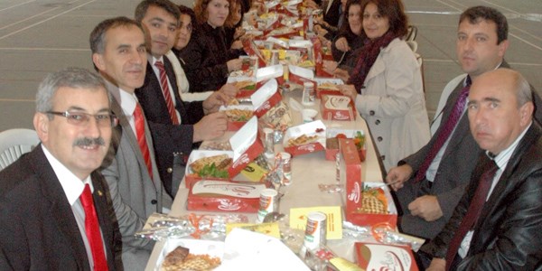 Öğrenci velilerinden öğretmenlere kebap sürprizi