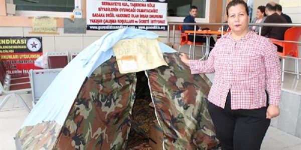 İşten atılınca hastane bahçesine çadır kurup eylem yapıyor