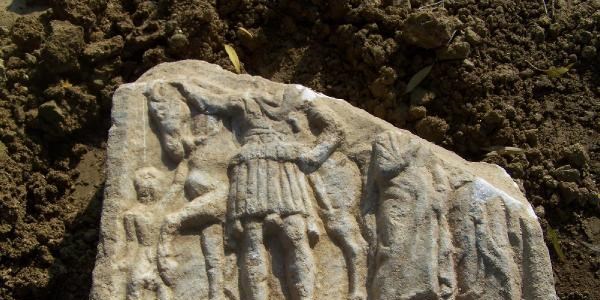 İnegöl'de yol çalışması sırasında Roma mezartaşları bulundu