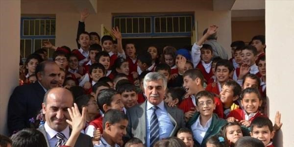 Öğrencilerden Başkan Büyükaslan'a yoğun sevgi