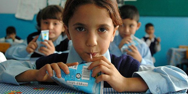 Okul sütünde kutu başına 6 kuruşluk kar