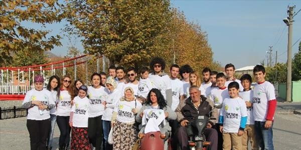 Üniversiteli öğrenciler engelli çocuklarla birlikte gül dikti