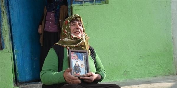 4 yıldır haber alamadığı oğlunu gözyaşlarıyla bekliyor